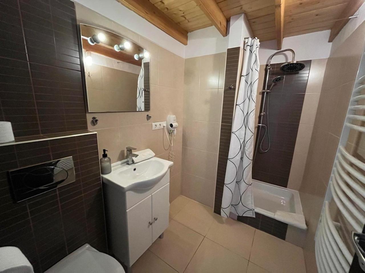 City Apartman Haz Балатонлеле Екстериор снимка