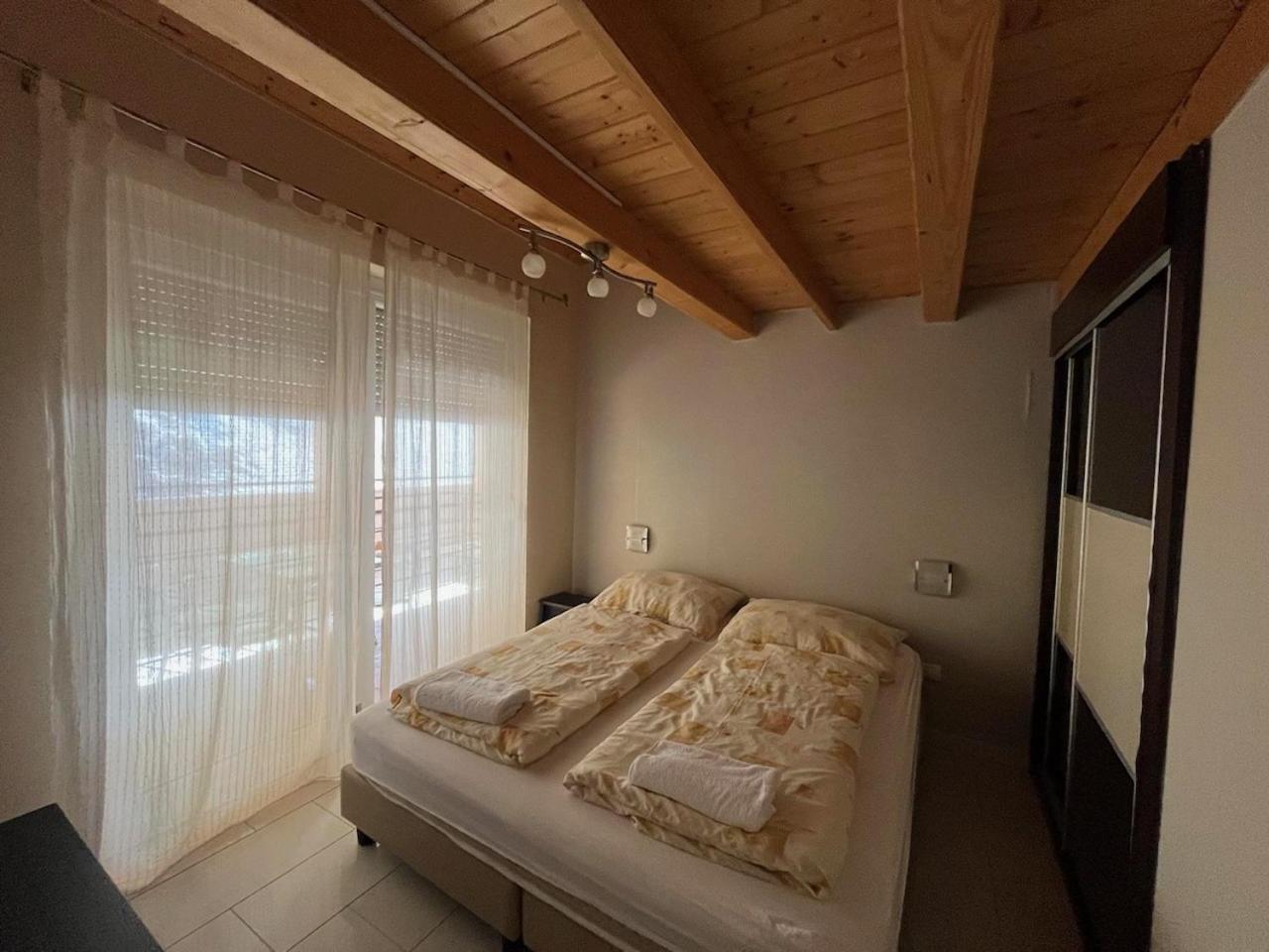 City Apartman Haz Балатонлеле Екстериор снимка