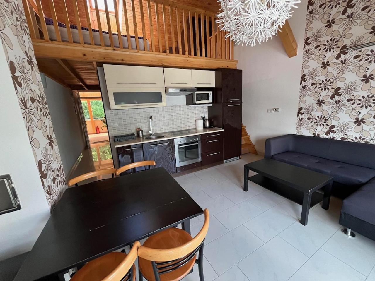 City Apartman Haz Балатонлеле Екстериор снимка