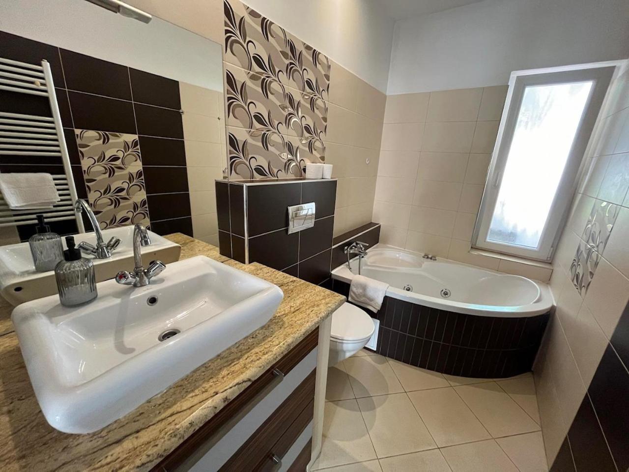 City Apartman Haz Балатонлеле Екстериор снимка